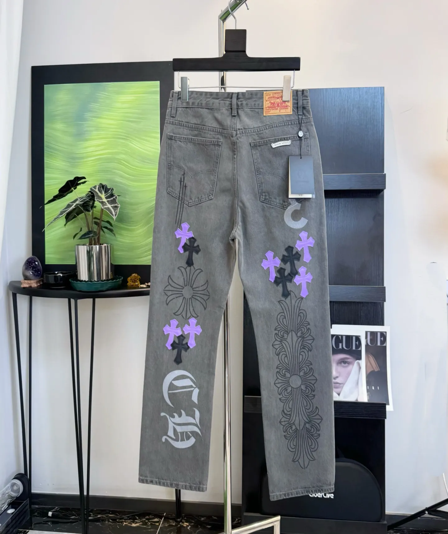 🅿️290 Style No.: D240 Chroe Hets CH Chrome Het Purple Color Block Leather Washed Jeans Ceiling-Level Jeans Hard to Find at the Counter‼ ️ About Zangyin ✅ This is an extremely luxurious fashion brand that can also be called the aristocracy of the high street. It has always been an exclusive brand for some hipsters or the rich second generation. The color of this model is already very eye-catching by using a unique washed material. It is decorated with pink patchwork cross flowers, which cleverly highlights the charm of the brand. Secondly, this model adopts a classic high-waist cut design, which highlights the long legs and fashionable temperament of the upper body. The brand is highly recognizable and the slim-fitting configuration is more suitable for daily wear. The personality will be fashionable and the specifications can be seen at a glance. Materials and technology ✅ Needless to say, this point goes without saying. As an excellent craftsman brand, Zangyin's requirements for details and craftsmanship are really perfect. The washed color of this model has gone through a lot of processes, not to mention the embellishment of the denim appliqués. It is also purely handmade and sewn. Just like what they believe in, only handmade things have soul and have the meaning of wearing. A top-notch heavy-duty fashionable denim item, recommended by both hands‼ ️ Size# 30 32 34 34 (M L